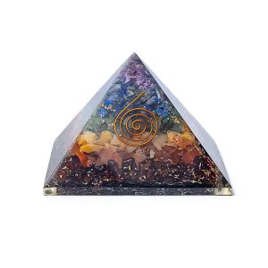 Pyramide d'Orgonite avec 7 pierres précieuses Chakra d'Inde