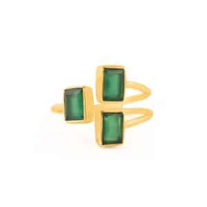 Bague en or doré avec trois pierres précieuses d'onyx vert.